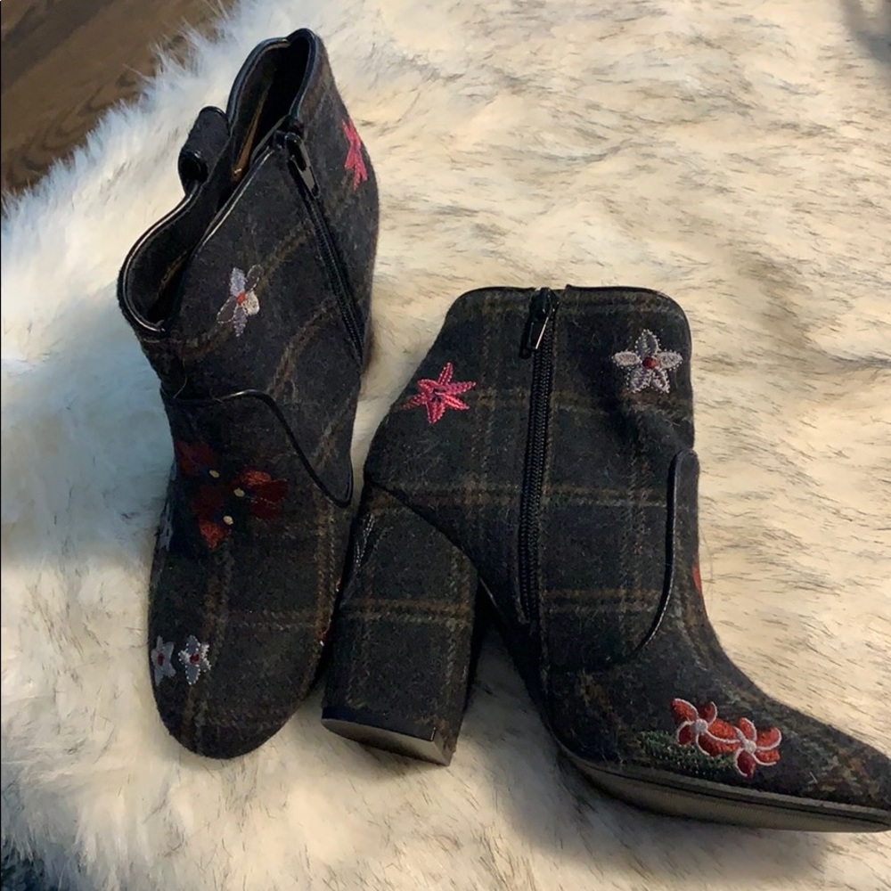 Indigo Rd. Booties - Fabric - Excellent Condition - Picture 2 of 3